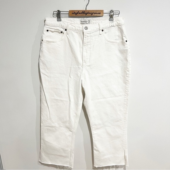 NWT Abercrombie & Fitch Ultra High Rise Kick Flare Jean - Picture 2 of 9